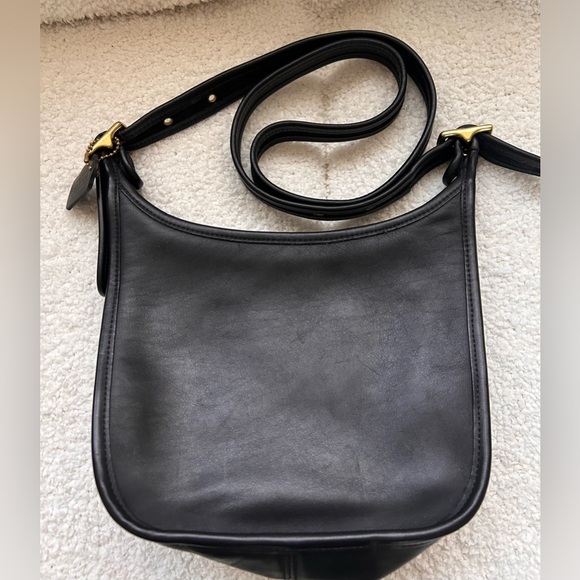 HOT! Vintage Coach Black Leather Shoulder Bag with Gold Accents - Picture 2 of 16